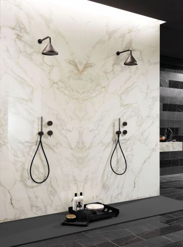 Italgraniti Marble Experience Calacatta Gold – wielkoformatowe płytki gresowe imitujące marmur na ścianie prysznica z efektem bookmatch